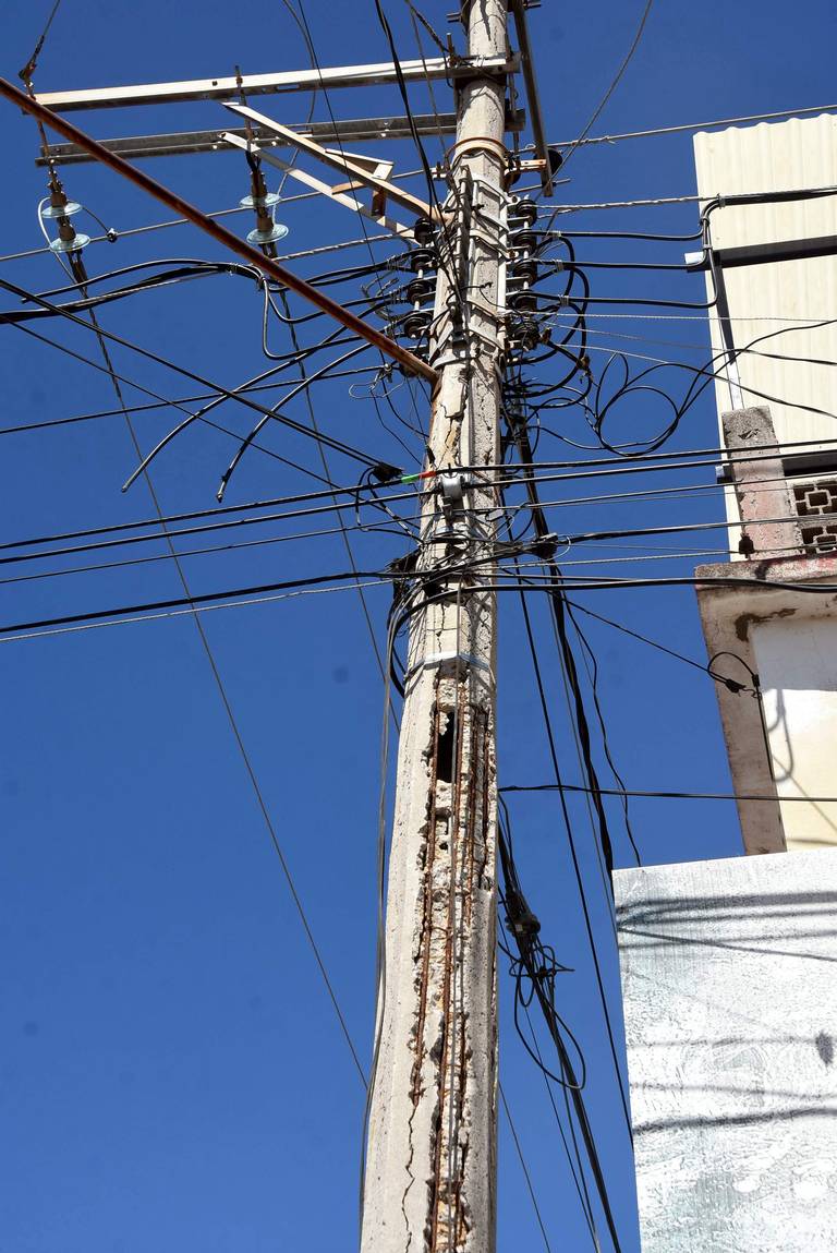 Un peligro, postes de luz y teléfonos - El Sol de Irapuato  Noticias  Locales, Policiacas, de México, Guanajuato y el Mundo