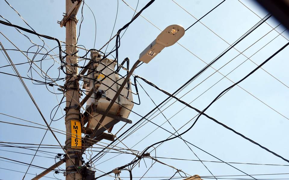 Un peligro, postes de luz y teléfonos - El Sol de Irapuato  Noticias  Locales, Policiacas, de México, Guanajuato y el Mundo